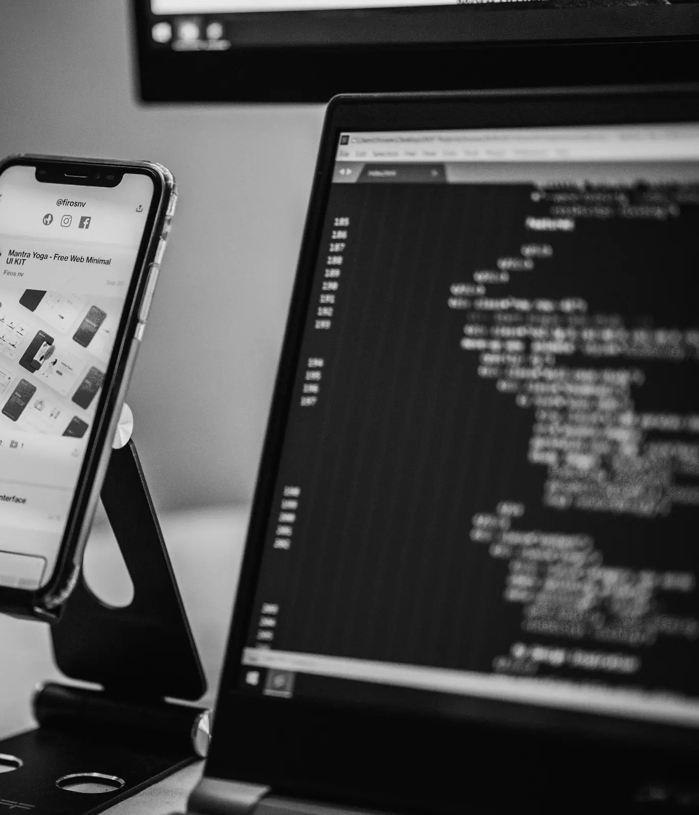 スマートフォンとパソコンの画面