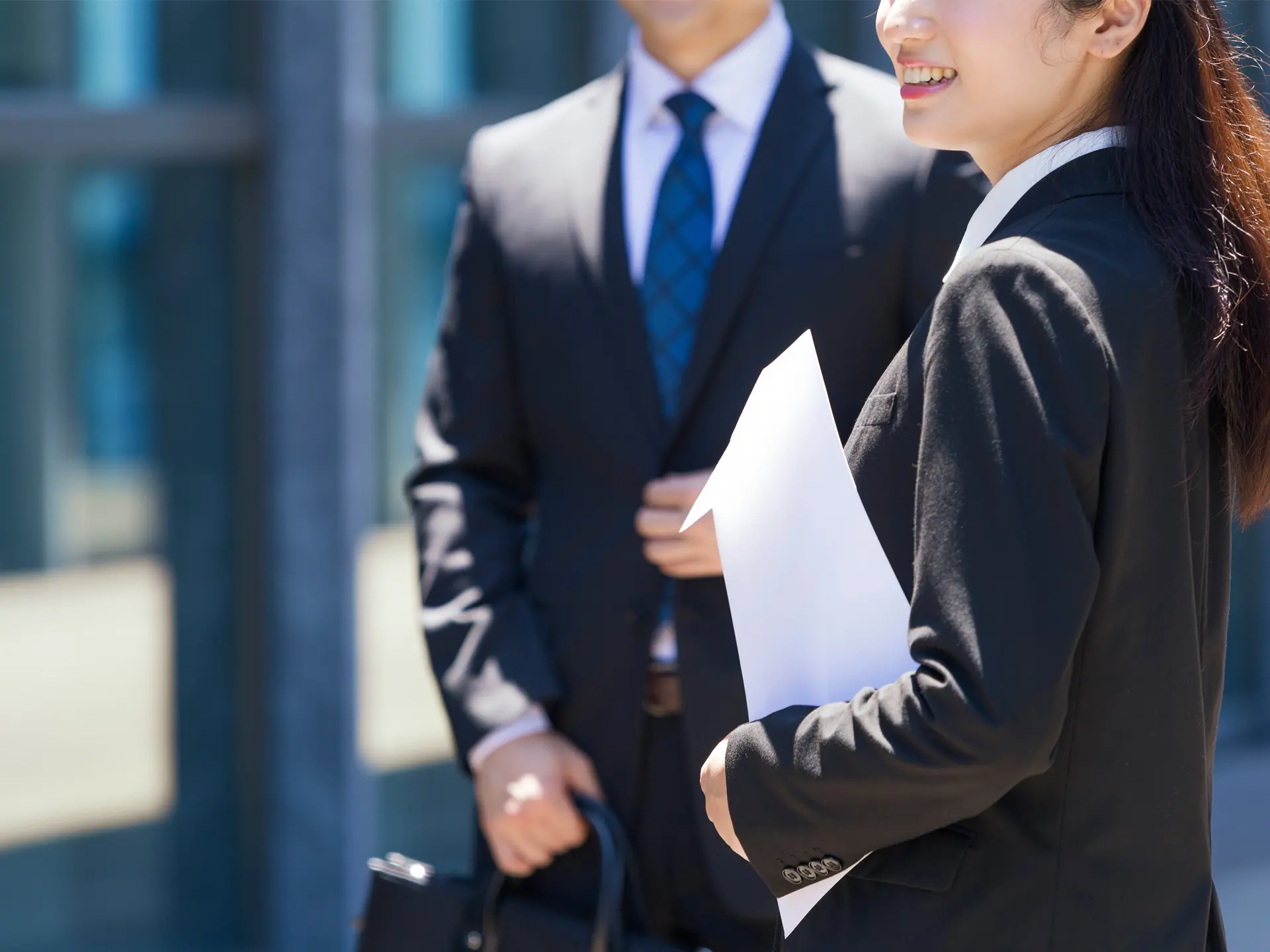 スーツを着た2人